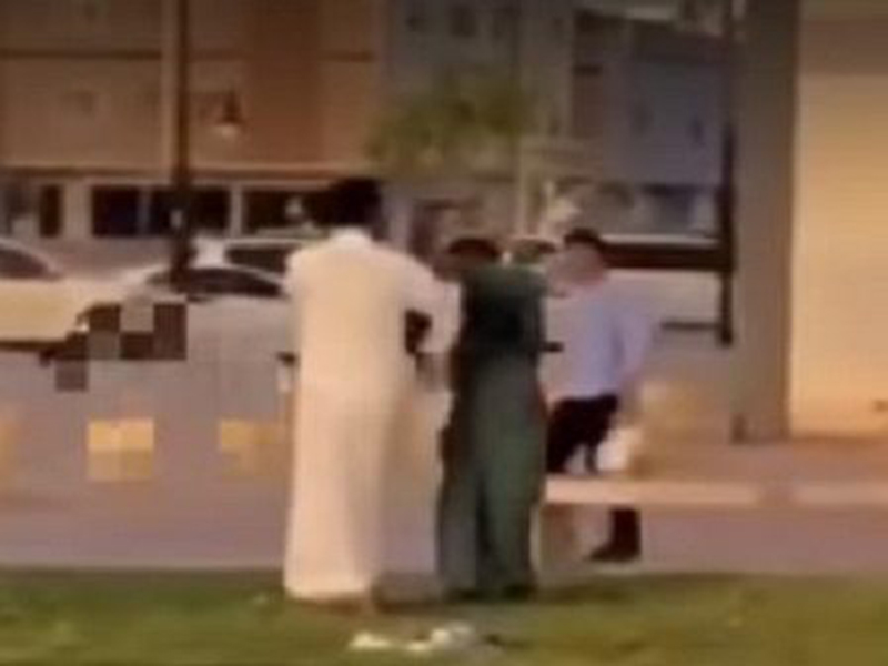 بالفيديو: شاب يصفع عامل نظافة في السعودية!
